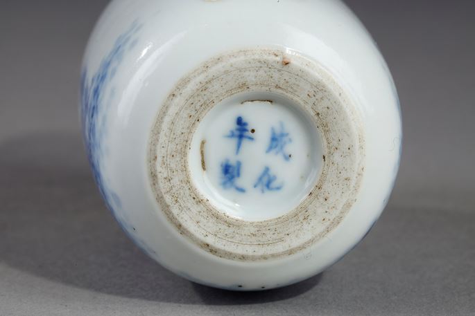 Very rare snuff bottle in blue white porcelain | MasterArt